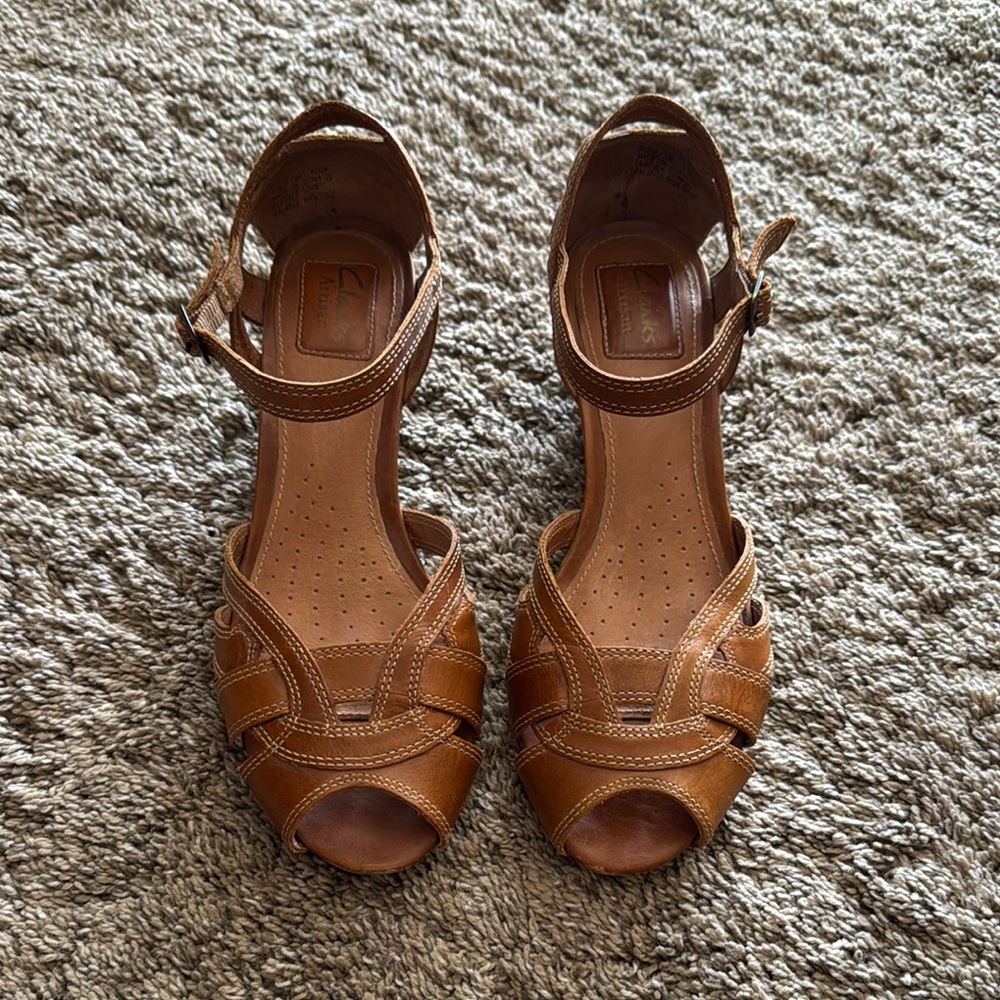 Clarks Artisan Tan Leather Kitten Heel Sandals Size 9 Like New
